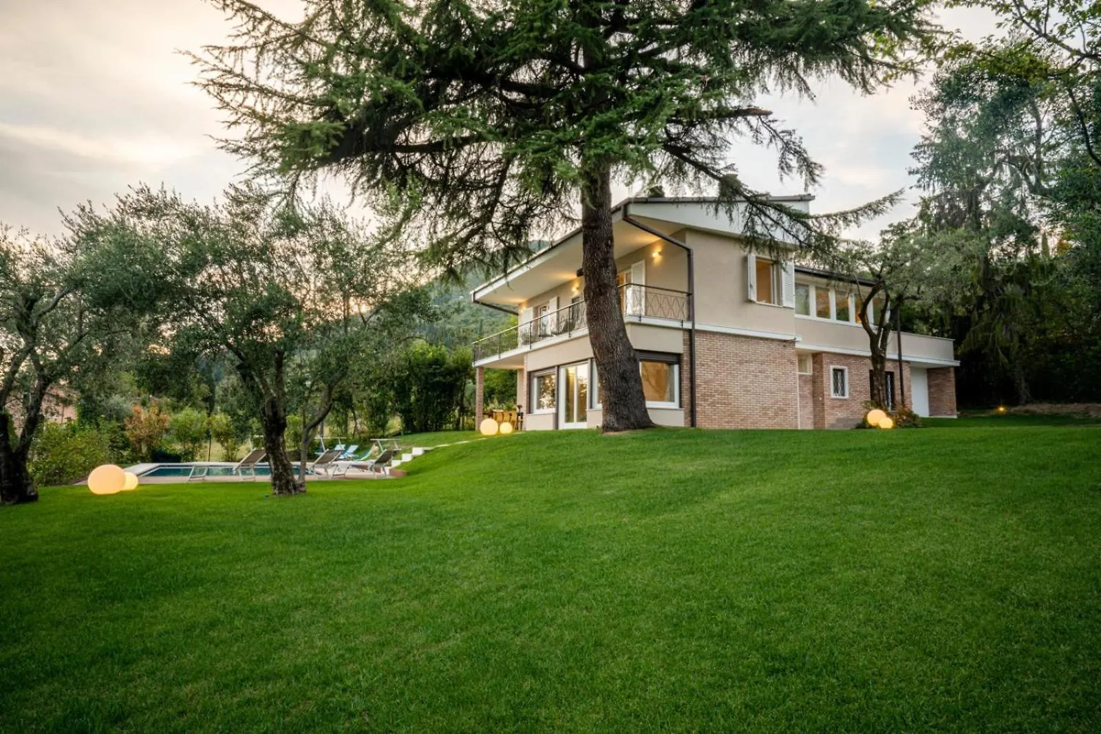 Villa Dei Lauri - Villa Vista Lago Con Piscina 萨罗