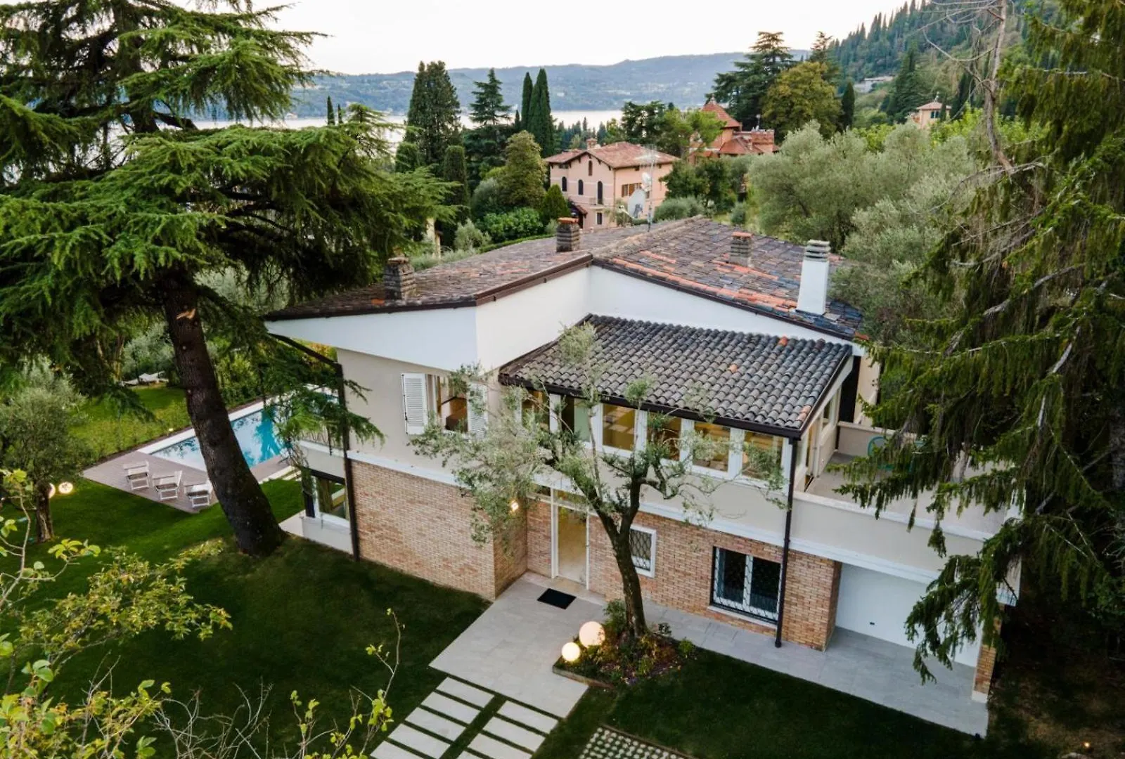 Villa Dei Lauri - Villa Vista Lago Con Piscina 萨罗